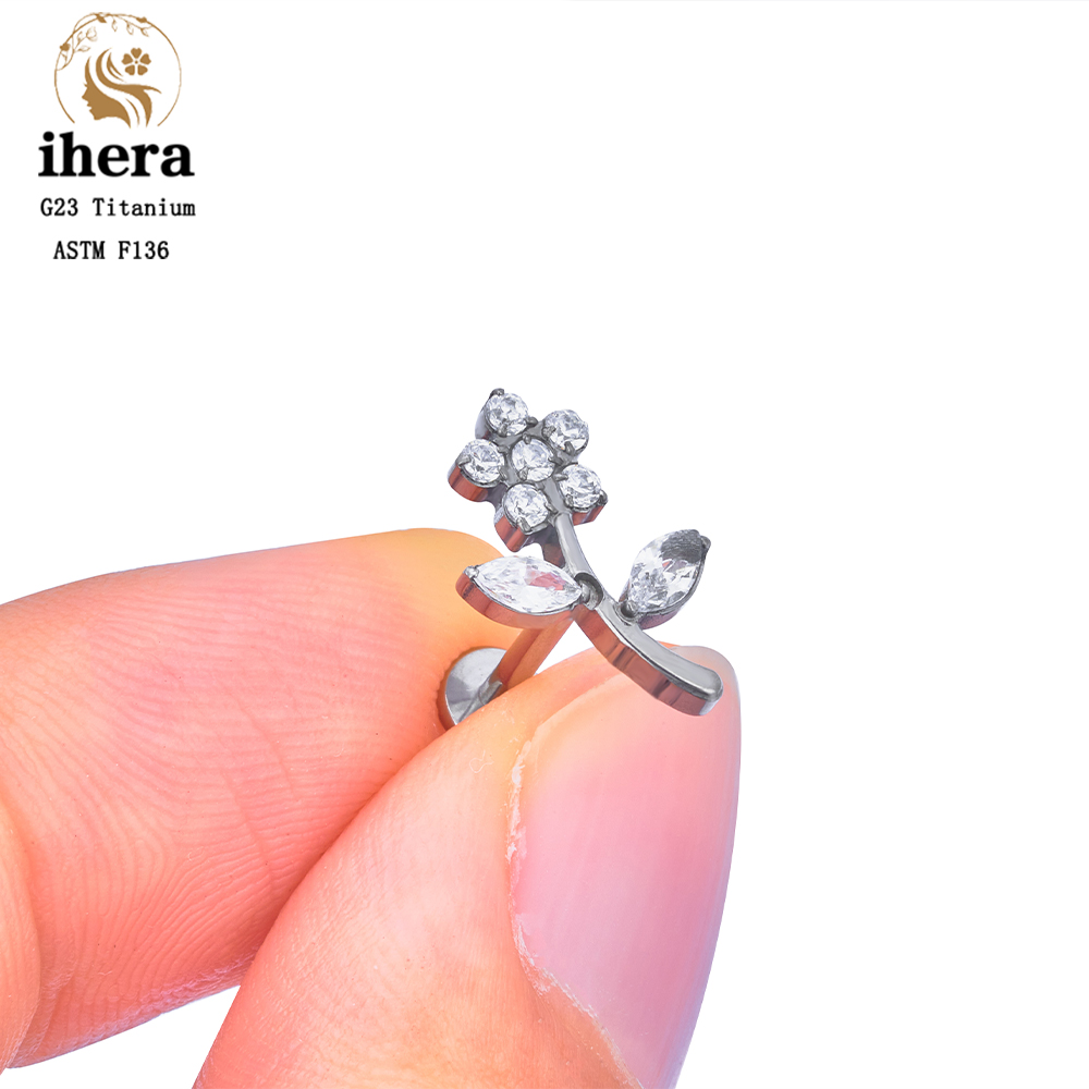 Orecchini a perno con motivo a - Body Jewelry Labret recensione e prezzo